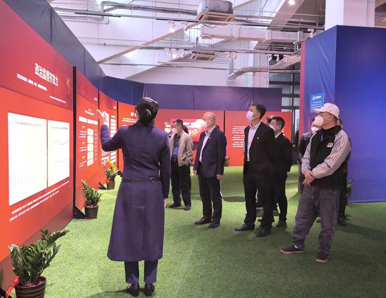 以案明紀，永葆清廉本色——市環(huán)發(fā)公司組織參觀(guān)“嚴守紀法底線(xiàn) 牢筑清廉根基”警示教育巡回展(圖2)