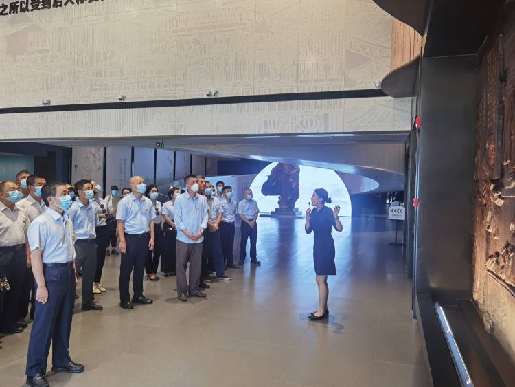 傳承海瑞精神 激蕩清風(fēng)正氣——市環(huán)發(fā)公司開(kāi)展“清廉國企 青廉有我”主題黨日活動(dòng)(圖3)