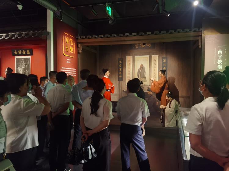 傳承海瑞精神 激蕩清風(fēng)正氣——市環(huán)發(fā)公司開(kāi)展“清廉國企 青廉有我”主題黨日活動(dòng)(圖5)