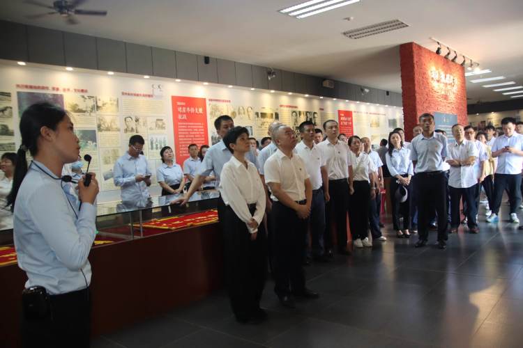 賡續紅色基因 奮進(jìn)時(shí)代征程 ——市國資委機關(guān)聯(lián)合市環(huán)發(fā)公司開(kāi)展主題黨日暨清廉國企教育活動(dòng)(圖5)