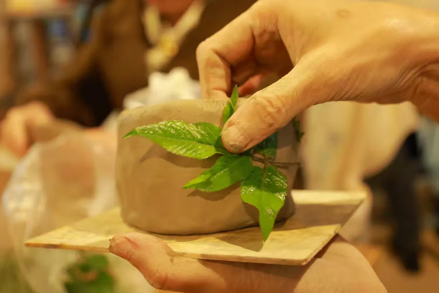 環(huán)發(fā)公司舉辦“三八”婦女節戶(hù)外活動(dòng)：陶藝、手工團扇與婦女權益知識問(wèn)答精彩紛呈   為慶祝第115個(gè)國際婦女節，豐富女性員工的業(yè)余生活，提升團隊凝聚力，3月7日，環(huán)發(fā)公司組織全體女性員工開(kāi)展了一場(chǎng)別開(kāi)生(圖3)